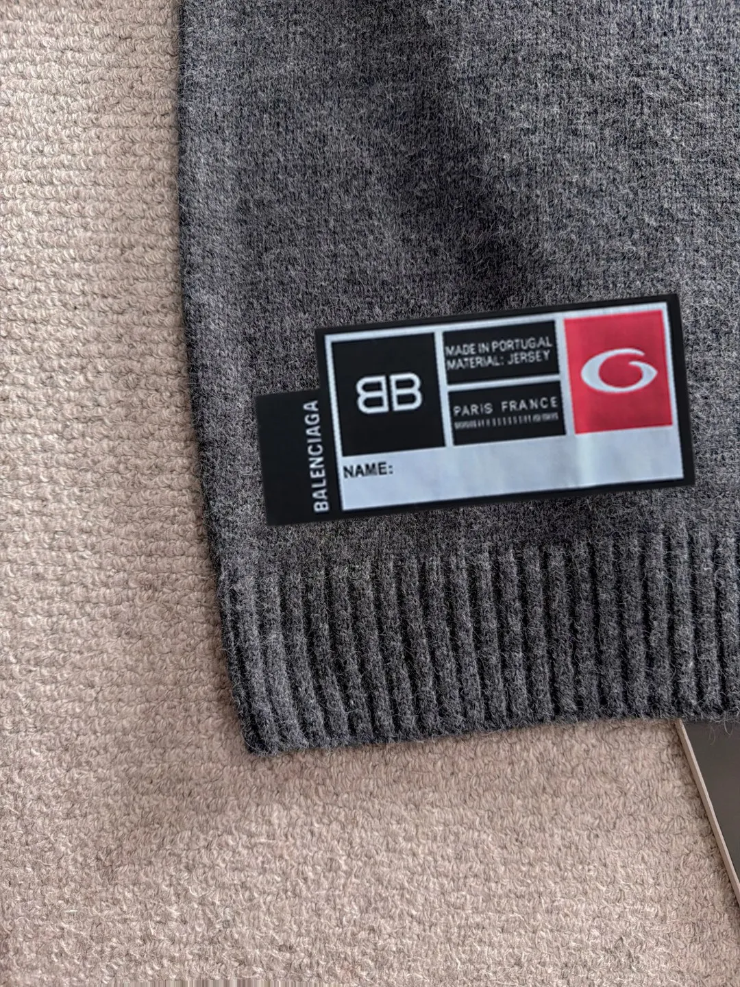 Next day shipment P195 Balenciaga 2026 Autumn and Winter latest sweater from the official website, now on sale at the counter simultaneously Hot Sale! Specially made of wool blended fabric. It feels comfortable and can be directly in contact with the skin. The logo badge is exquisitely embroidered, which is extremely eye-catching! The details highlight the fashionable charm of big brands. Exquisite workmanship. Three-dimensional cutting style. The wearing effect is invincible and handsome! All three standards are complete! Sizes:M-3XL
